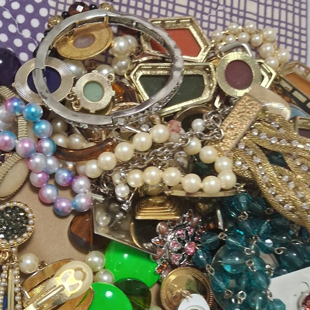 Bundle Of Vintage Jewelry - Picture 3 of 11